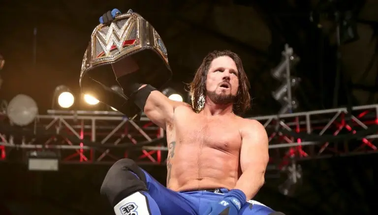 AJ Styles posa con el campeonato Mundial de la WWE | WWE.COM