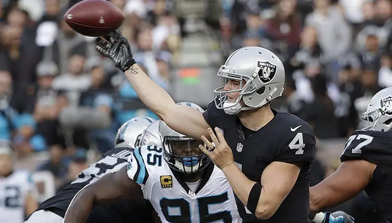Carr supera lesión y guía otra remontada de Raiders