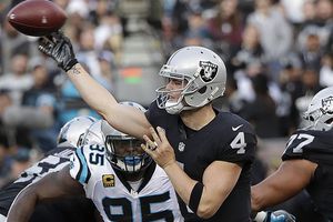 Carr supera lesión y guía otra remontada de Raiders