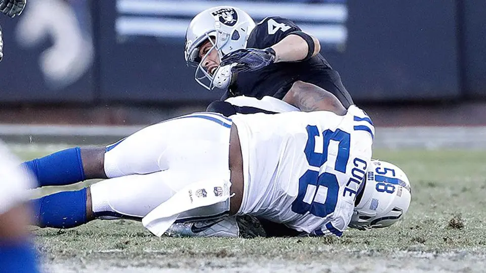 Raiders sufren dolorosa pérdida en triunfo sobre Colts