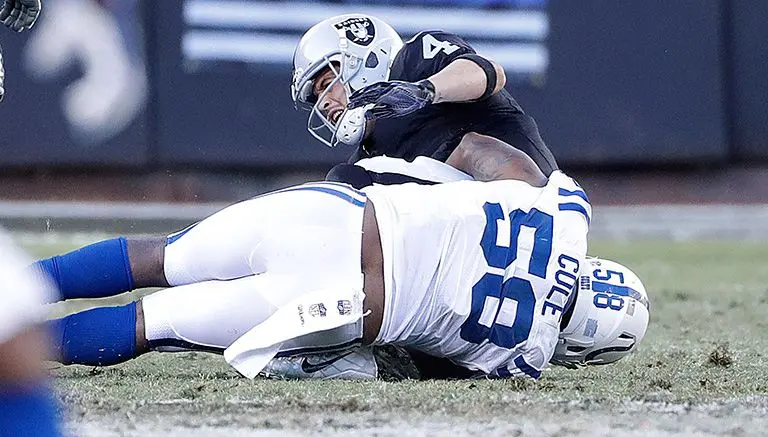Raiders sufren dolorosa pérdida en triunfo sobre Colts