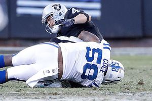 Raiders sufren dolorosa pérdida en triunfo sobre Colts