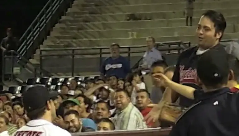 Fan de las Águilas de Mexicali es sacado del estadio por quitar out