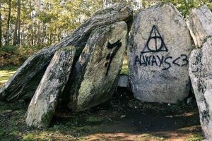 Vándalos pintan símbolo de Harry Potter en monumento español