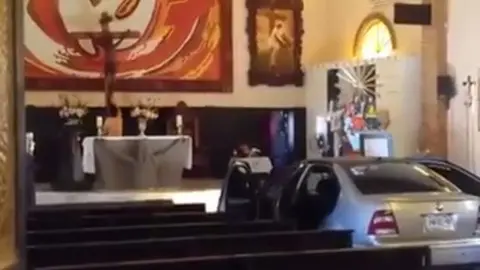 Hombre desnudo entra con su auto a una iglesia