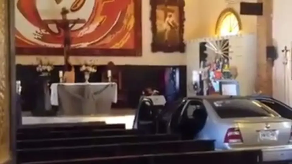 Hombre desnudo entra con su auto a una iglesia