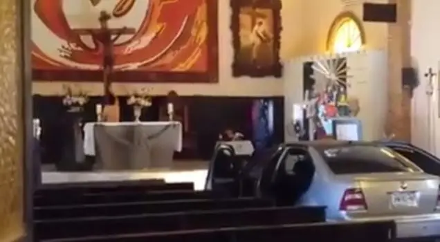 Hombre desnudo entra con su auto a una iglesia