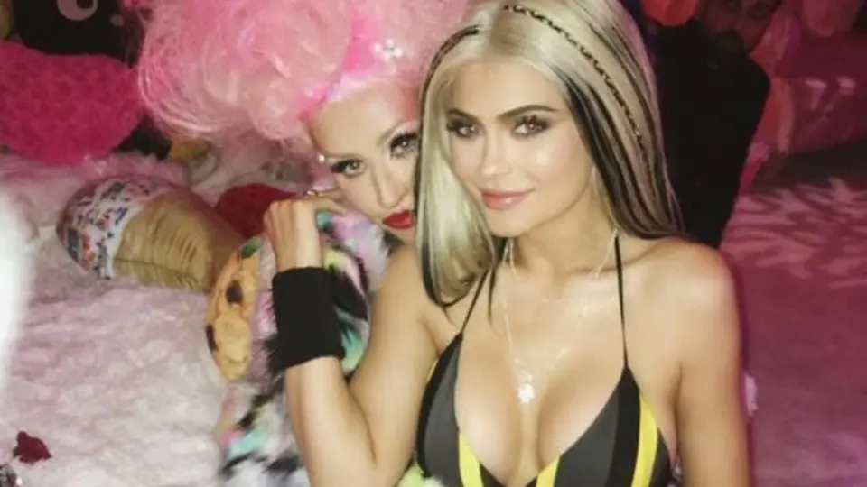 Kylie Jenner da candente beso en la boca a Christina Aguilera