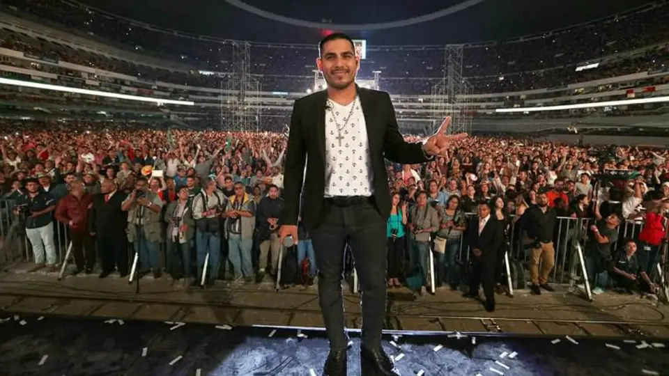 Espinoza Paz hace un 'Juanga' y cae del escenario