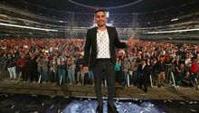 Espinoza Paz hace un 'Juanga' y cae del escenario