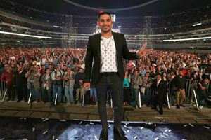Espinoza Paz hace un 'Juanga' y cae del escenario