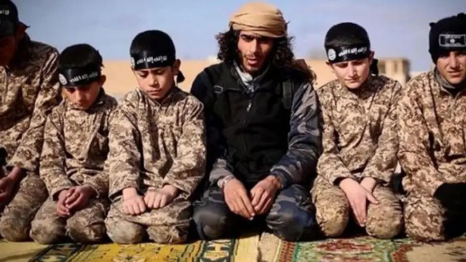 Sirios aprenden a ser terroristas desde niños