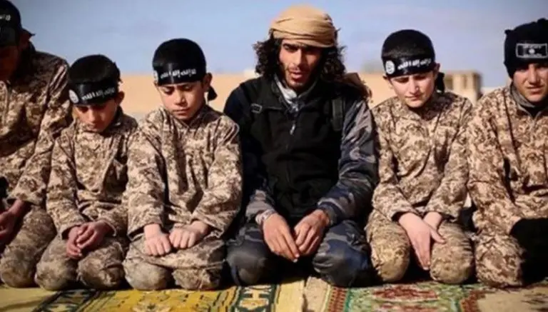 Sirios aprenden a ser terroristas desde niños