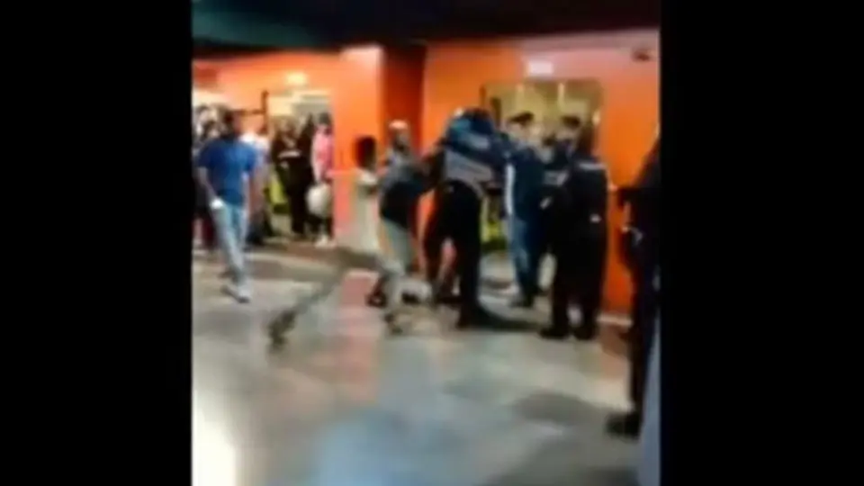 Sujetos golpean a policías en el metro de CDMX