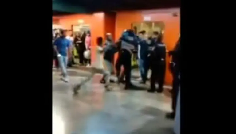 Sujetos golpean a policías en el metro de CDMX