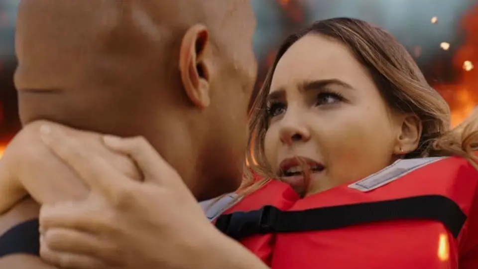 Belinda es rescatada por La Roca en trailer de 'Baywatch'
