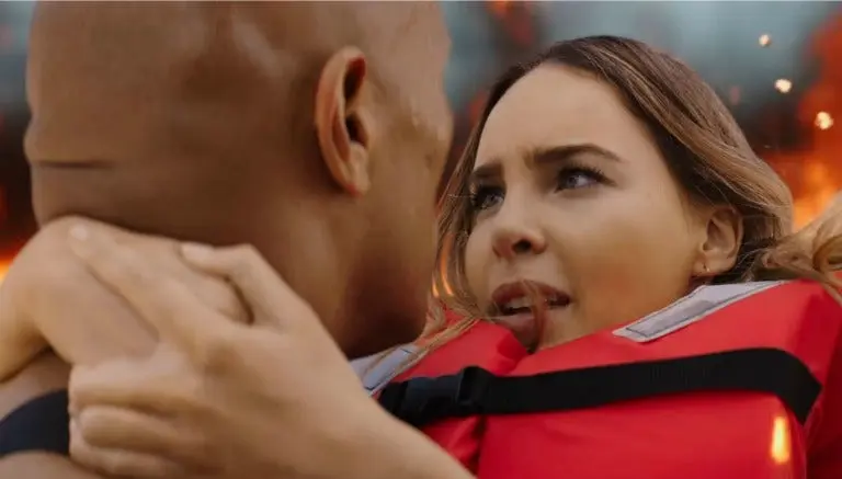 Belinda es rescatada por La Roca en trailer de 'Baywatch'