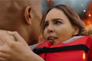 Belinda es rescatada por La Roca en trailer de 'Baywatch'