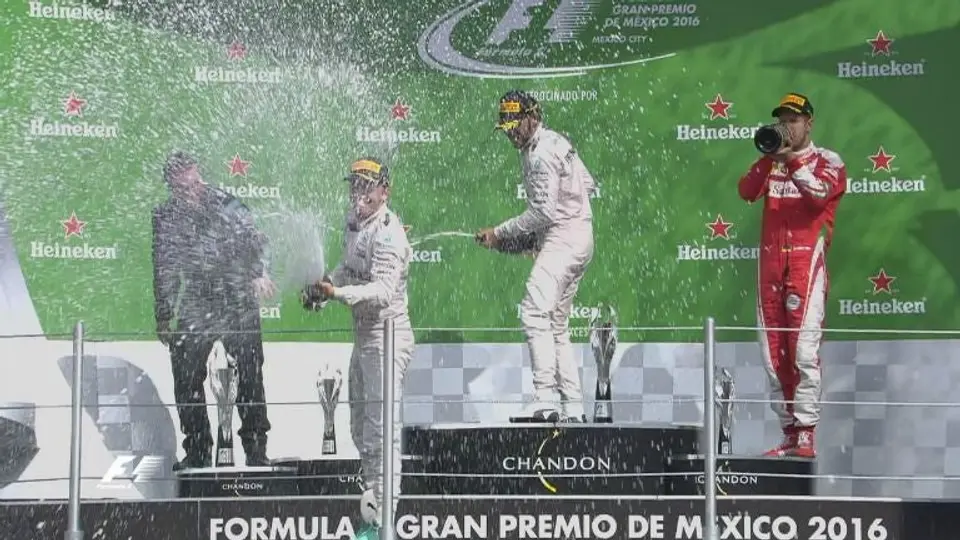 Hamilton aprieta la pelea por título de F1 tras ganar GP de México