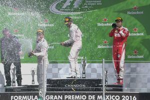 Hamilton aprieta la pelea por título de F1 tras ganar GP de México