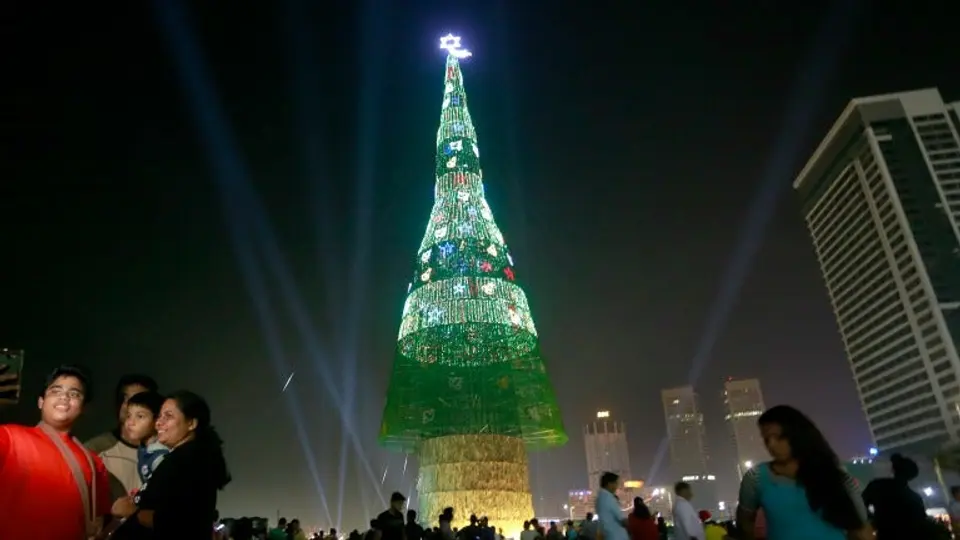 Sri Lanka construye el árbol de Navidad más alto del mundo