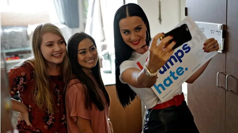 Katy Perry realiza campaña a favor de Clinton en escuela
