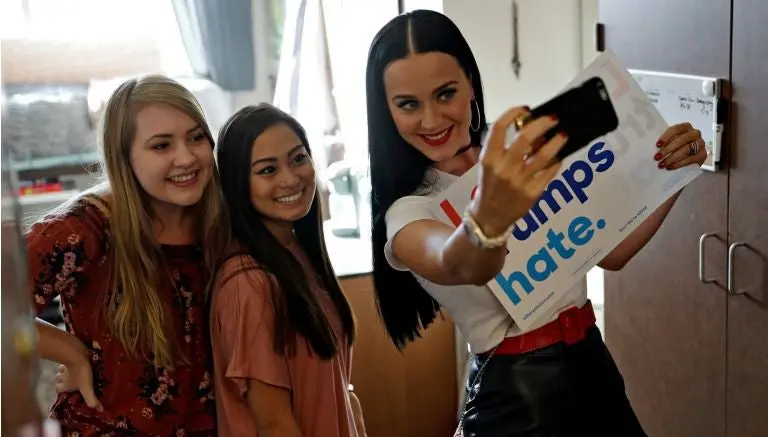 Katy Perry realiza campaña a favor de Clinton en escuela