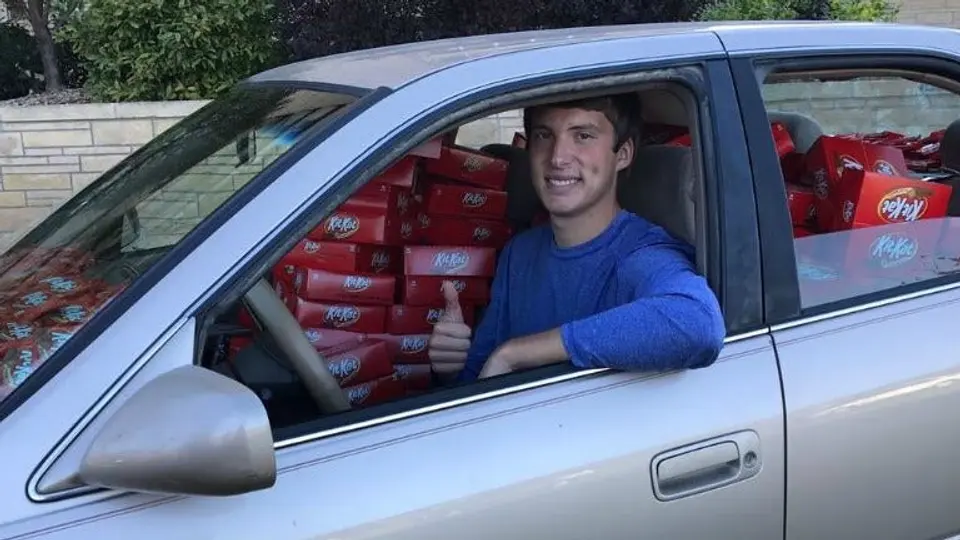 Ladrón abre coche para robar un chocolate