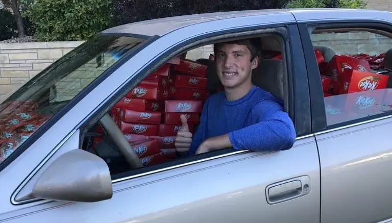 Ladrón abre coche para robar un chocolate