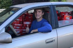 Ladrón abre coche para robar un chocolate