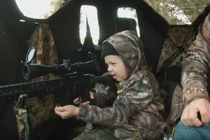 Niña de siete años, feliz tras cazar a un ciervo