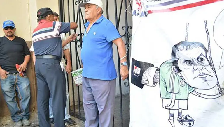 Abuelitos se amarran en Congreso por culpa de 'Cuau'