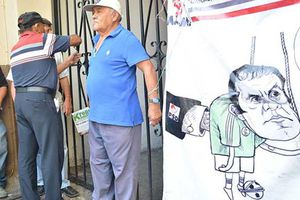 Abuelitos se amarran en Congreso por culpa de 'Cuau'