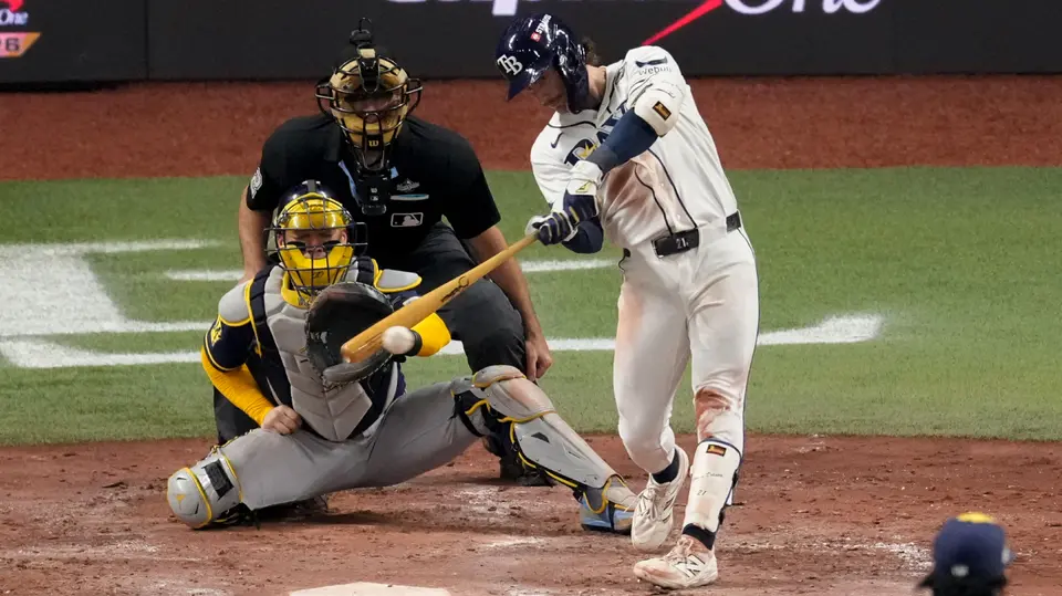 Jonny DeLuca de los Rays hace contacto con la pelota para llegar a primera base | AP
