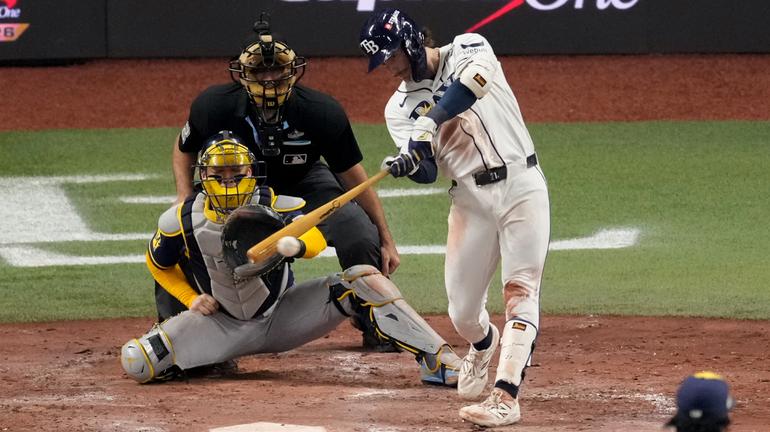 Jonny DeLuca de los Rays hace contacto con la pelota para llegar a primera base | AP