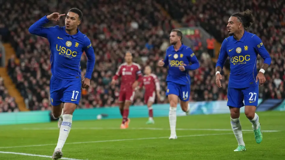 Morgan Rogers del Chelsea tras anotarle al Liverpool | AP