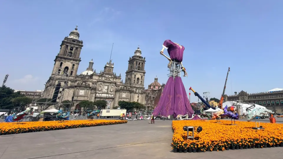 La Catrina de 32 metros comienza a tomar forma frente a la Catedral Metropolitana, con su vestido morado aún en proceso de instalación. / Georgina Sánchez