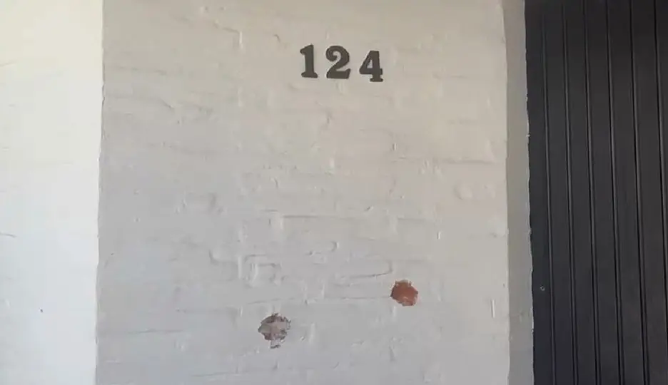 La fachada de la propiedad presentó múltiples impactos de bala / Redes Sociales