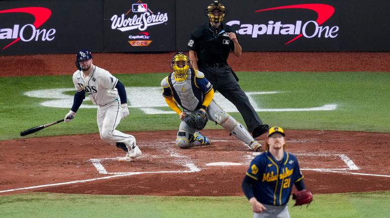 Liam Hicks hace contacto con la pelota ante los lanzamientos de Milwaukee | AP
