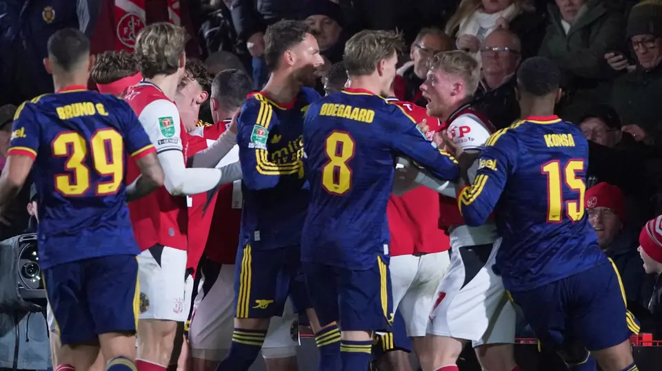 Durante el encuentro del Fleetwood Town y Arsenal se presentaron algunos empujones | AP