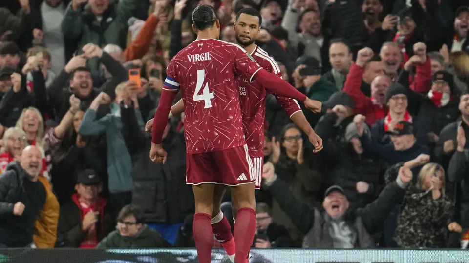 Cody Gakpo y Virgil van Dijk de Liverpool, celebran el primer gol ante el Chelsea en la Copa de Inglaterra | AP