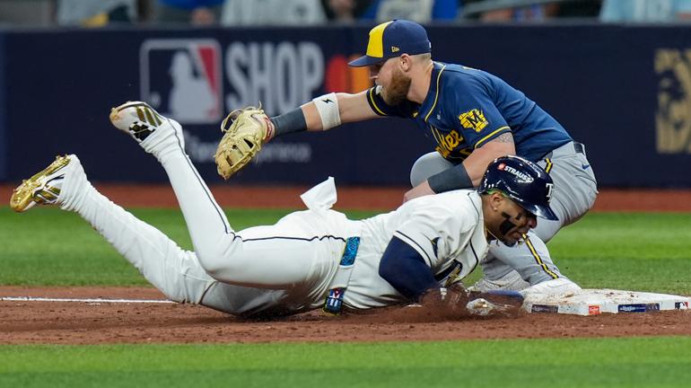 Yandy Díaz intenta robarse una base para los Rays | AP