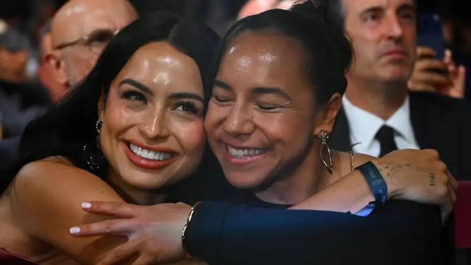 Scarlett Camberos y Charlyn Corral abrazadas en la Gala del Balón de Oro l Instagram: @scarlett_camberos