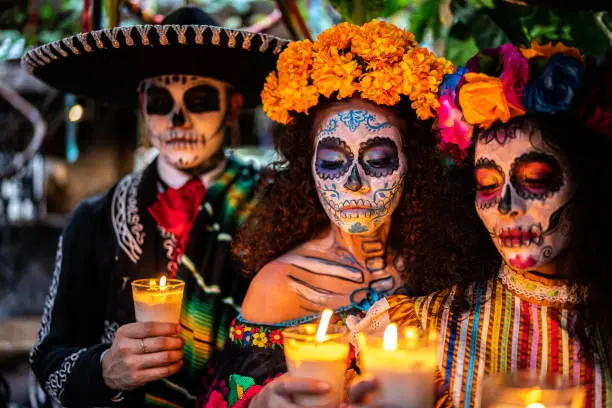 Algunas familias mexicanas prefieren esperar hasta el primer aniversario luctuoso para dedicar un altar completo a sus difuntos./ Pixabay