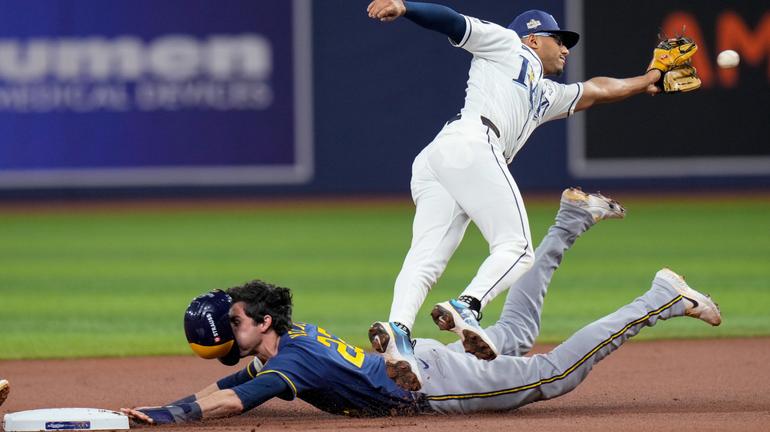 Christian Yelich de los Brewers intenta robarse una base en el partido | AP
