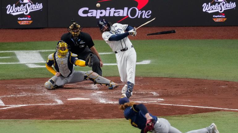 Ryan Vilade rompe su bat al momento de conectar la pelota | AP