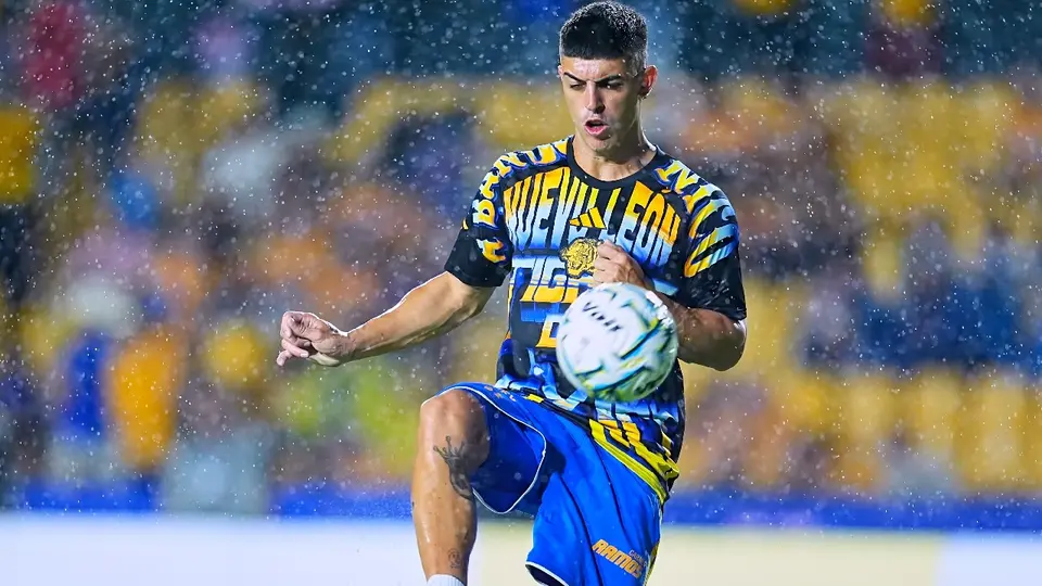 Juan Brunetta calentando previo a un partido de Tigres | MEXSPORT