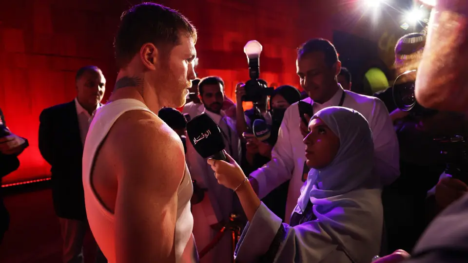 Equipo de Mbilli se queja por los guantes de Canelo