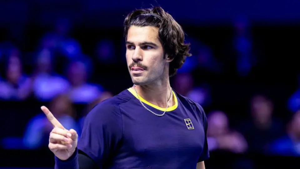Carlos Alcaraz sufre ante Khachanov, pero avanza en Viena con victoria y bigote incluido
