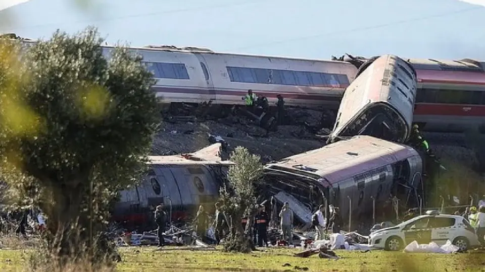 Tragedia en España: Choque de trenes deja decenas de muertos y más de 100 heridos